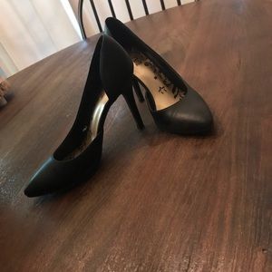 Pointed toe black pumps size 6